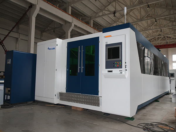 2500W पूर्ण बंद पाट सारणी फायबर लेसर शीट कटिंग मशीन