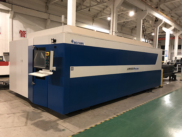 पूर्ण बंद पॅलेट चॅनेजर फायबर लेसर पाइप आणि शीट मेटल कटिंग मशीन